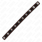 Laniere cuir a pressions et surpiqure rouge presentee en diagonale, cockring penien reglable BDSM masculin sur fond blanc