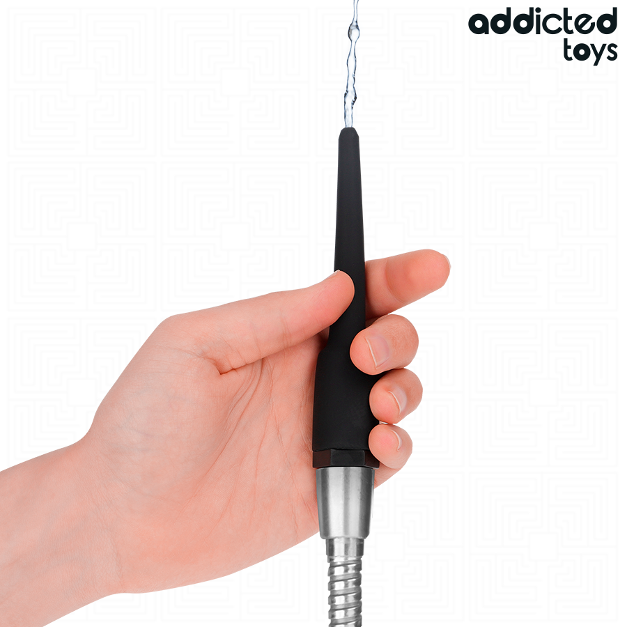 Poire de lavement intime Addicted tenue en main avec son embout silicone fin raccorde au flexible de douche, nettoyeur anal universel a corps PVC souple.