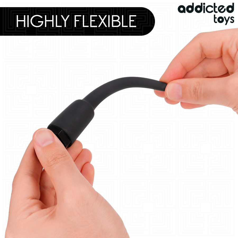 Embout silicone souple du nettoyeur anal Addicted plie entre les doigts pour montrer sa flexibilite, accessoire de douche intime highly flexible a raccord universel.