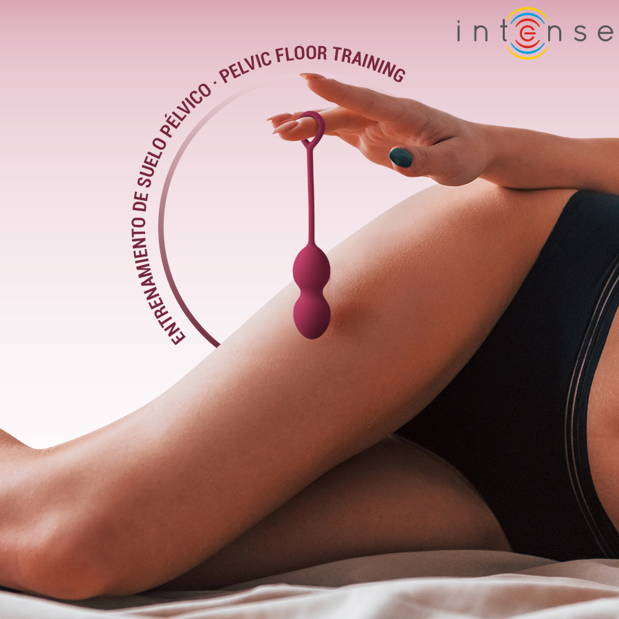 Boule de Kegel Charli bordeaux suspendue par son anneau au-dessus d'une jambe, mention entrainement du plancher pelvien, silicone doux exercice progressif