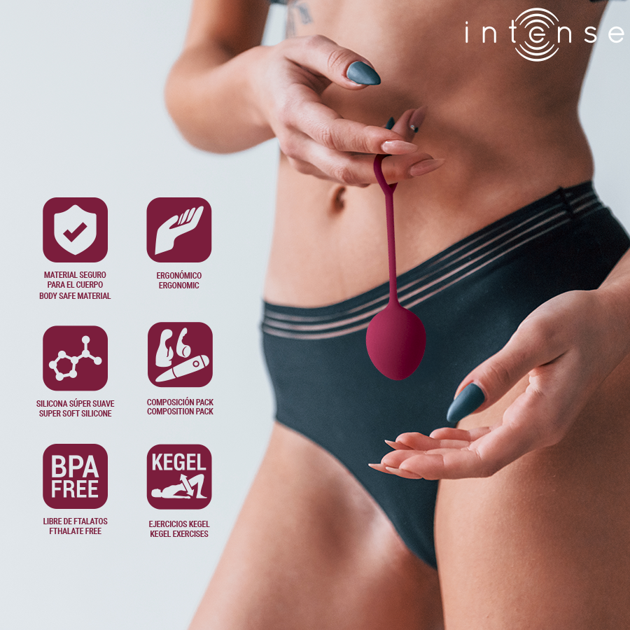 Boule de Kegel Charli bordeaux tenue par son anneau devant une culotte de sport, pictogrammes BPA free et Kegel, silicone body-safe pour le perinee