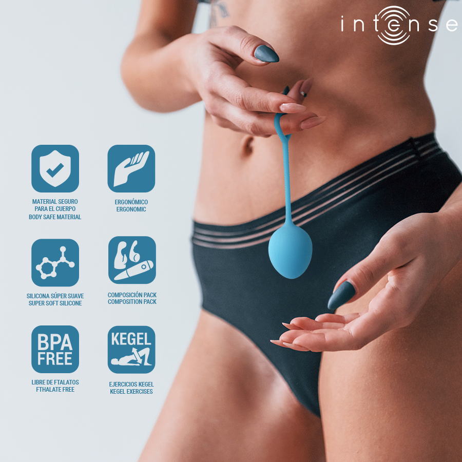 Boule de Kegel Charli bleue tenue par son anneau devant une culotte de sport, pictogrammes BPA free et Kegel, silicone body-safe pour renforcer le perinee
