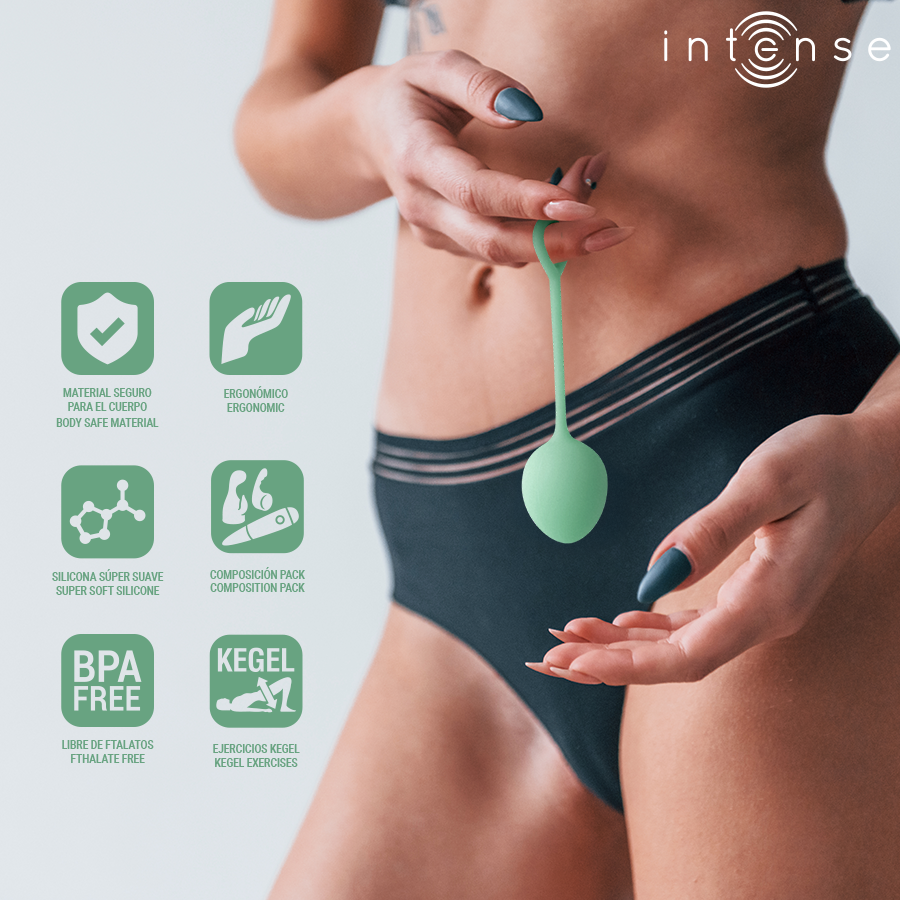 Boule de Kegel Charli vert d'eau tenue par son anneau devant une culotte de sport, pictogrammes BPA free et Kegel, silicone body-safe pour le perinee