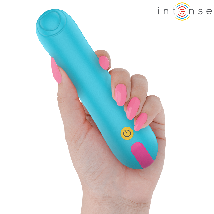 Mini vibromasseur Intense bleu turquoise tenu dans une main aux ongles roses, bouton power et embout rose, format compact ABS pour stimulation ciblee.