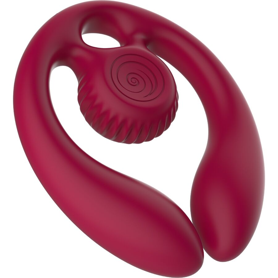 Stimulateur couple Gizi Duo rouge de trois quarts, boucle souple et capsule crantee en spirale en silicone, sextoy double pour les deux partenaires avec telecommande.