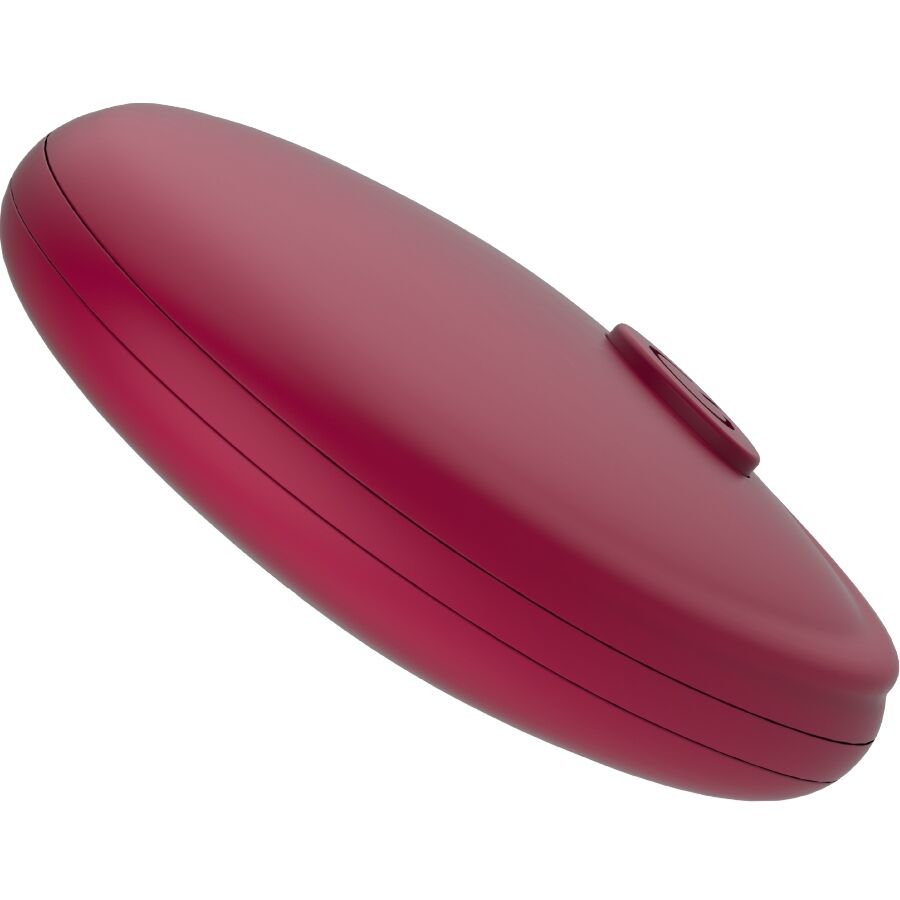 Telecommande rouge du Gizi Duo vue de trois quarts, coque ovale lisse et bouton lateral, controle a distance du sextoy de couple synchronise SVibe en silicone.