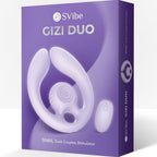 Boite violette SVibe Gizi Duo Snail Dual Couples Stimulator de trois quarts, visuel du stimulateur en boucle et telecommande, packaging du sextoy de couple synchronise.