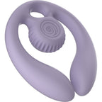 Sextoy de couple Gizi Duo lilas de trois quarts, boucle souple et capsule crantee en spirale en silicone, stimulateur double synchronise pour les deux partenaires telecommande.