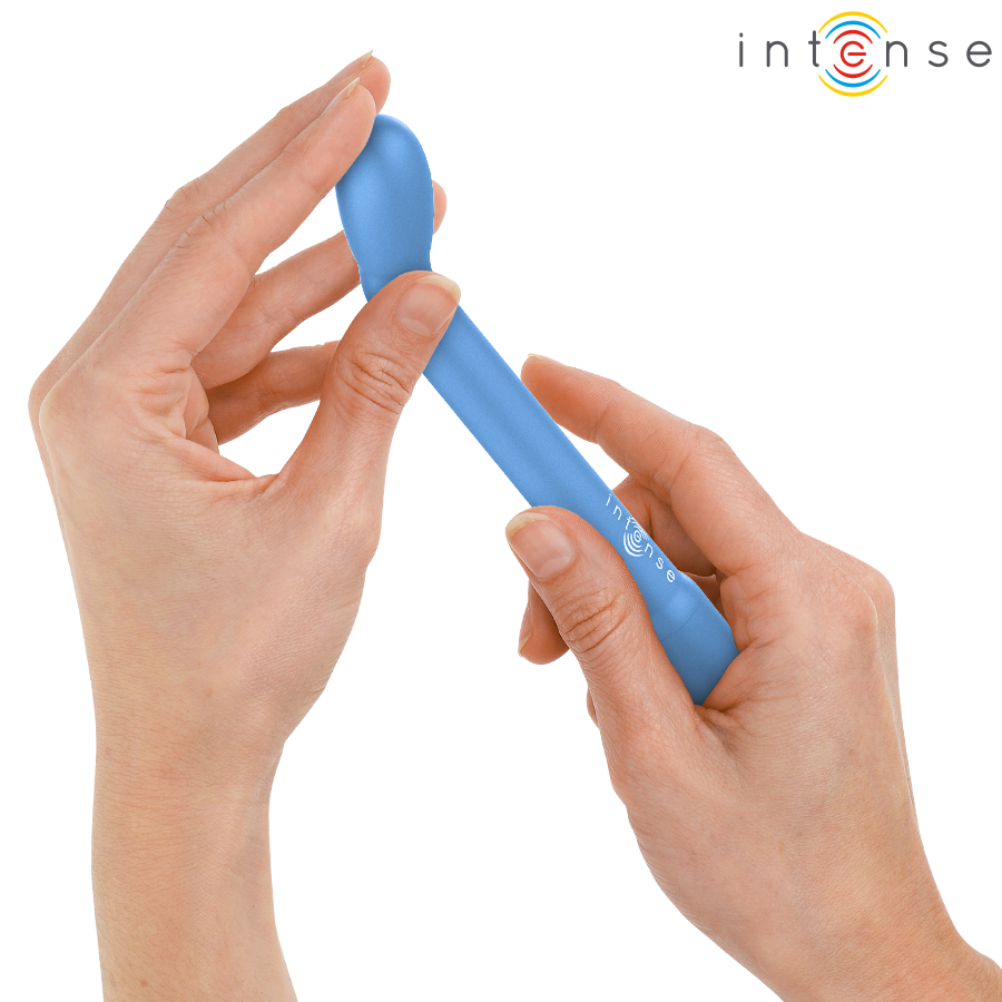 Stimulateur point G Karlie en silicone bleu tenu entre deux mains, tige fine et courbee, illustrant la prise en main souple de ce vibromasseur ergonomique.