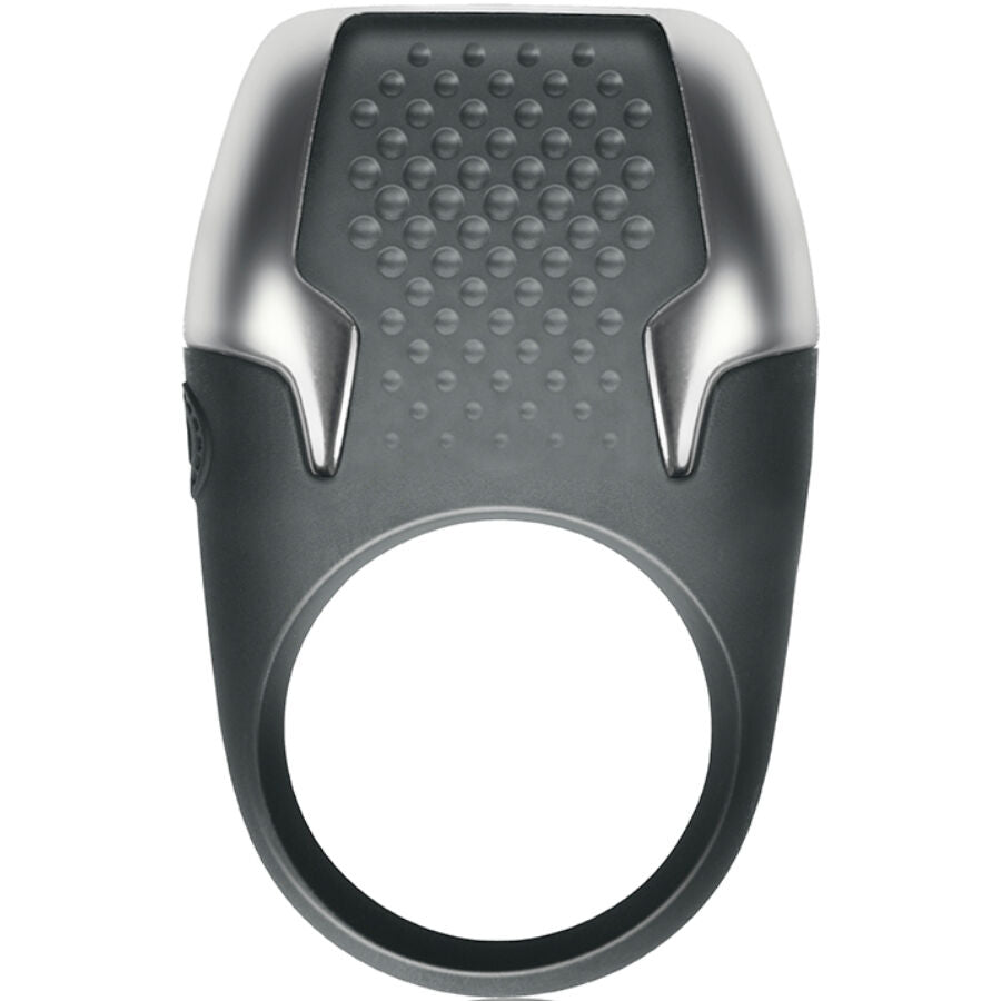 Anneau penien vibrant texture du coffret Excite en anthracite, gros plan sur les nodules sensoriels et l'insert argente, silicone et ABS etanche pour couple.