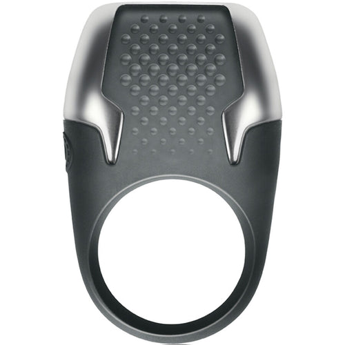 Anneau penien vibrant texture du coffret Excite en anthracite, gros plan sur les nodules sensoriels et l'insert argente, silicone et ABS etanche pour couple.