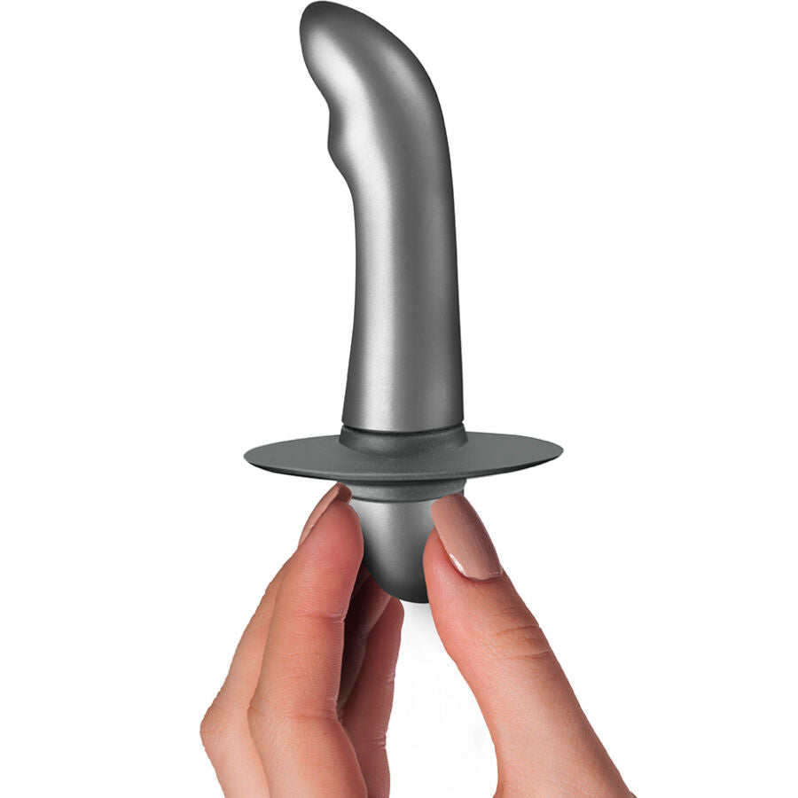 Stimulateur de prostate Gratus tenu entre les doigts, gros plan sur la courbe de la tige argentee et la base evasee, jouet debutant a 10 niveaux etanche.