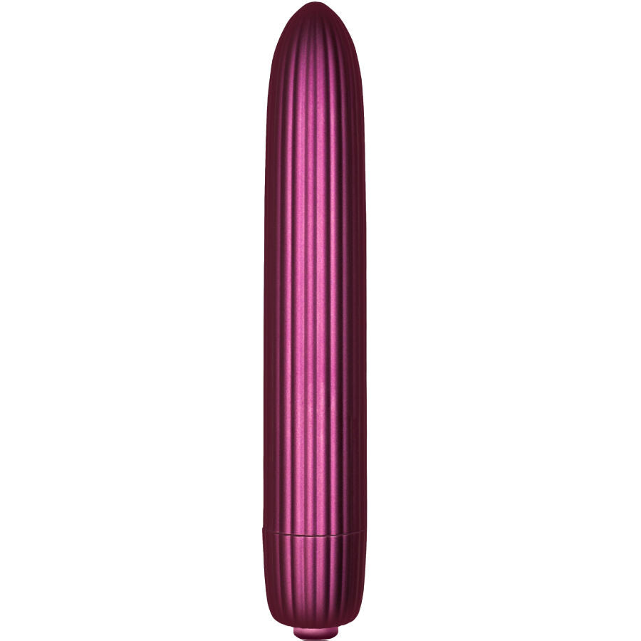 Mini vibromasseur nervure Hera en finition prune metallisee, vue de face sur le corps strie allonge qui diffuse les vibrations, plastique ABS etanche IPX7.