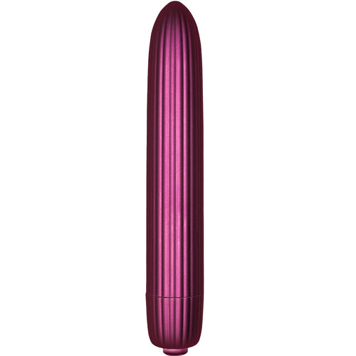 Mini vibromasseur nervure Hera en finition prune metallisee, vue de face sur le corps strie allonge qui diffuse les vibrations, plastique ABS etanche IPX7.