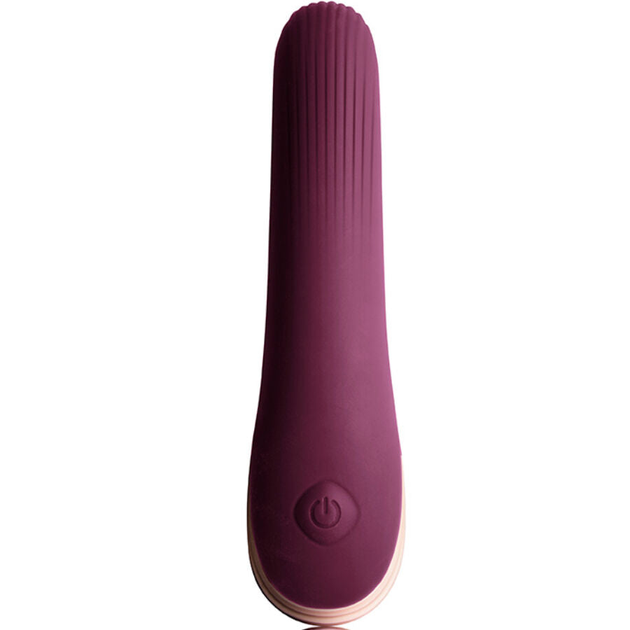 Vibromasseur discret Mia en silicone prune au design epure, vue de face sur le corps galbe ergonomique, l'extremite precise et le bouton, etanche rechargeable.