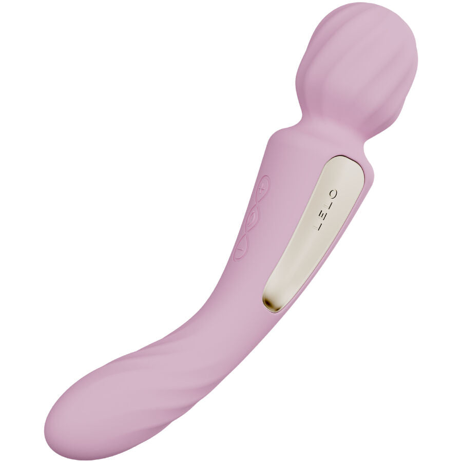 Wand double stimulation Lelo rose incline montrant la fenetre de commande et la tete bombee, masseur connecte en silicone a double extremite rechargeable.
