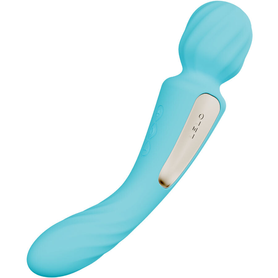 Wand double stimulation Lelo bleu turquoise incline montrant la commande tactile et la tete bombee, masseur connecte en silicone a double extremite rechargeable.