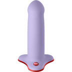 Gode réaliste lavande vu de face, gland nettement dessiné et tige droite en silicone sur socle ventouse rouge, base plate compatible harnais.