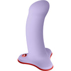 Gode réaliste lavande de trois quarts, gland sculpté et fût incurvé en silicone sur base ventouse, pour une pénétration mains libres ou en ceinture.