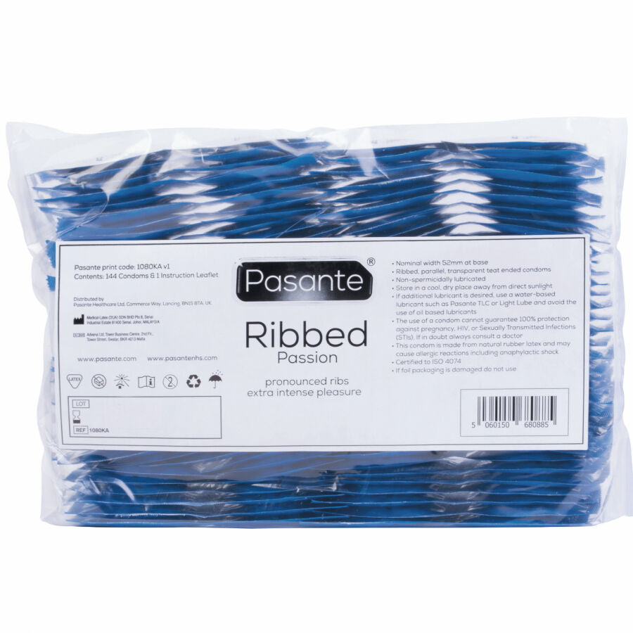 Sachet de preservatifs Pasante Ribbed Passion en vrac, foils bleus nervures empiles sous film avec etiquette produit, conditionnement economique strie vu de face sur fond blanc.