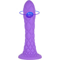 Gode fantaisie Silexd Dreamy violet en silicone thermoréactif, surface texturée écailles losangées sur base ventouse, vue de face avec diamètre 4,1 cm — sextoy non réaliste soyeux