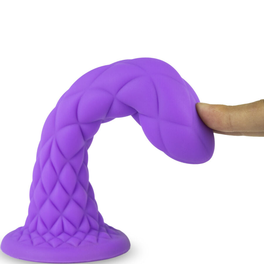 Gode fantaisie Dreamy violet Silexd plié à la main pour montrer sa flexibilité, surface écailles losangées en silicone thermoréactif — démonstration souplesse sextoy non réaliste