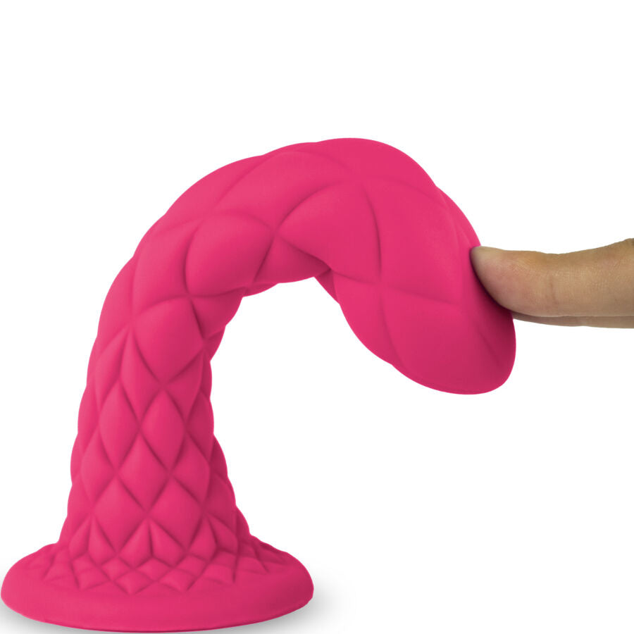 Gode fantaisie Dreamy rose Silexd plié à la main illustrant sa flexibilité, surface écailles losangées en silicone thermoréactif — démonstration souplesse sextoy non réaliste