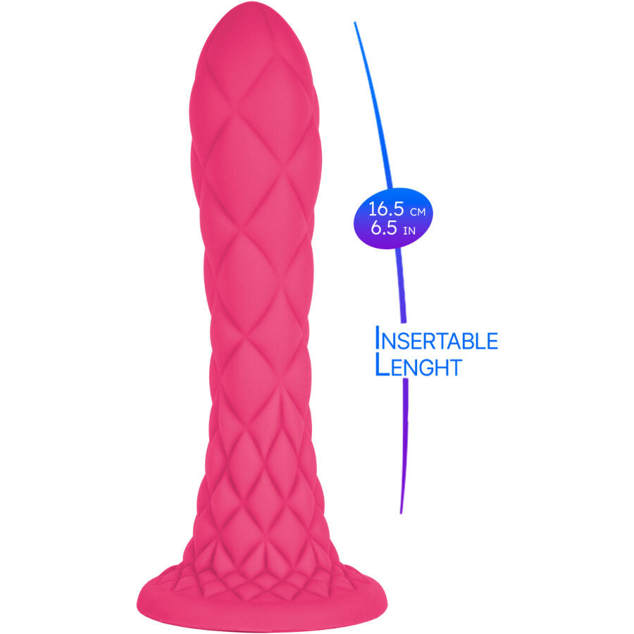 Gode fantaisie SILEXD en silicone rose à surface losangée, vue de profil avec longueur insérable de 16,5 cm annotée, matière thermoréactive plus souple à la chaleur