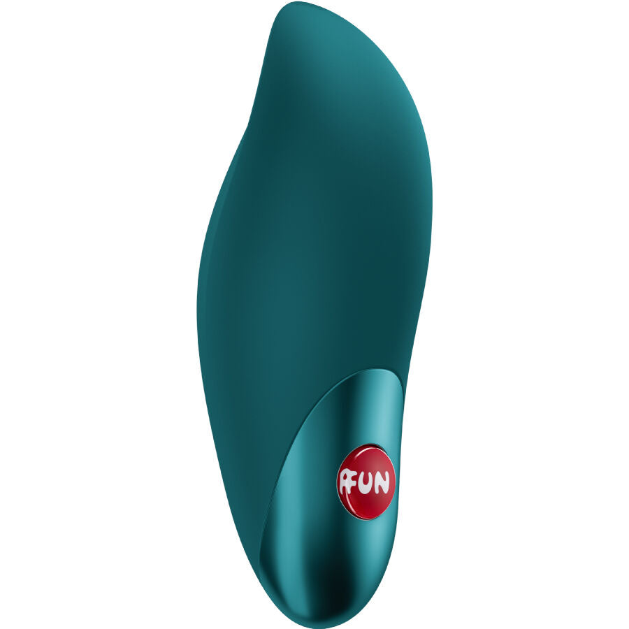 Mini vibromasseur Charme en silicone vert canard vu de profil, forme aux courbes sensuelles et bouton FUN rouge, rechargeable USB-C avec douze niveaux de vibration clitoridienne.
