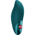 Mini vibromasseur Charme en silicone vert canard vu de profil, forme aux courbes sensuelles et bouton FUN rouge, rechargeable USB-C avec douze niveaux de vibration clitoridienne.