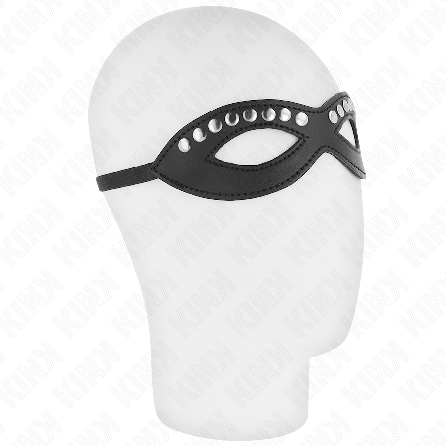Masque pour les yeux en cuir a rivets porte sur tete mannequin, vue de trois quarts illustrant le maintien lateral de la sangle du loup BDSM