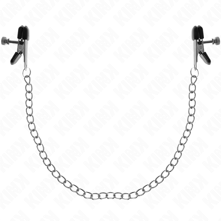 Pinces a tetons argentees a vis reliees par une chaine plate de 34 cm, vue d'ensemble sur fond clair montrant la traction par le poids du metal