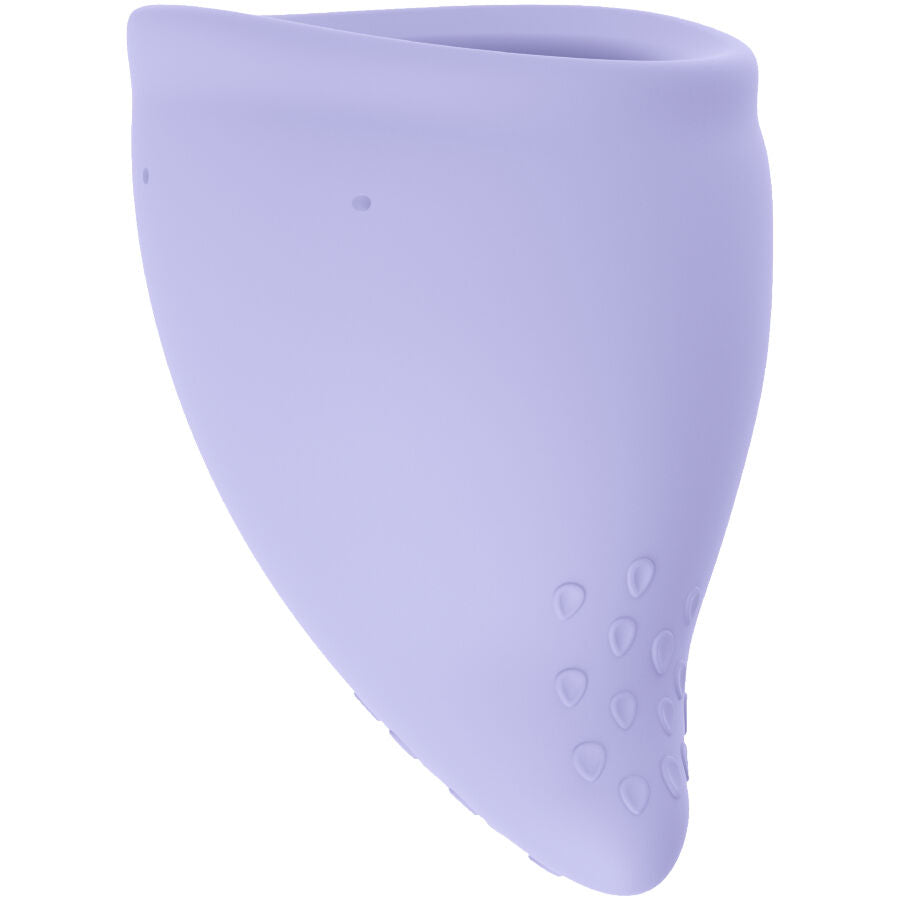 Coupe menstruelle Fun Factory parme en silicone souple, vue de trois quarts montrant le corps conique et les picots de base antiderapants, protection menstruelle reutilisable et lavable