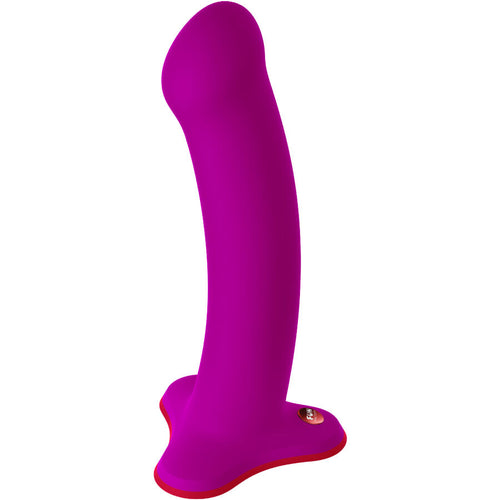 Gode XXL Magnum en silicone violet souple vu de profil, tige lisse incurvee a bout arrondi sans veines ni gland, base ventouse plate compatible harnais pour le point G.