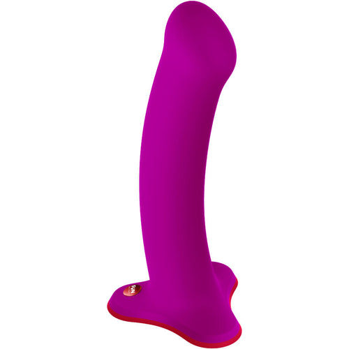 Gode Magnum XXL en silicone violet fuchsia vu de trois quarts, forme epuree genereuse a embout lisse, large base a ventouse pour une penetration mains libres equilibree.