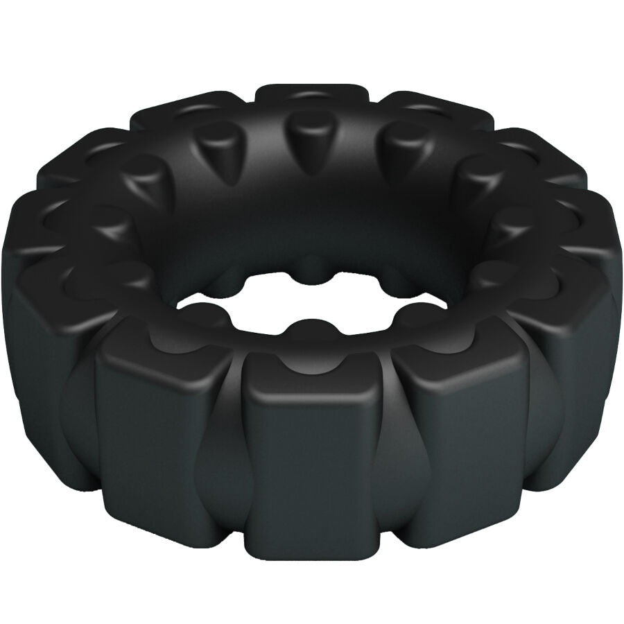 Anneau Laiden Crazy Bull en silicone souple noir presente en angle, gros pavés crantés style pneu autour de l'ouverture pour maintenir l'erection.