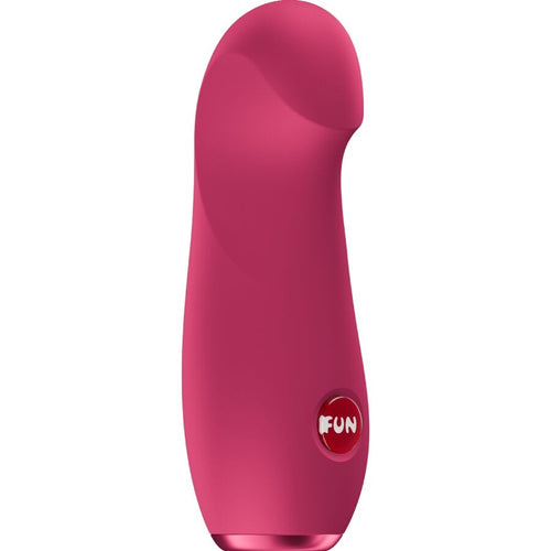 Mini vibro double zone Stella rouge framboise de trois quarts, embout galbé incliné en silicone et touche FUN, pensé pour clitoris et point G en un geste.