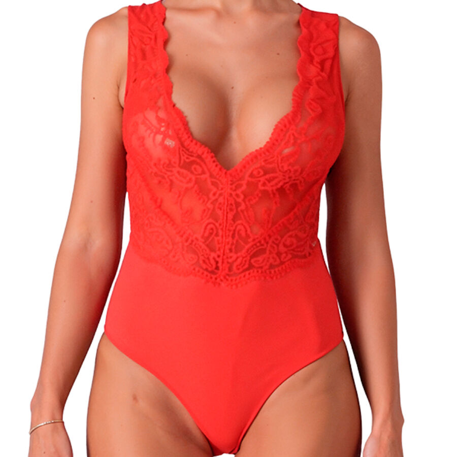 Gros plan de face sur le body Evalie en dentelle rouge a profond decollete, detail du feston sur le buste et le bassin, lingerie rouge Passion.