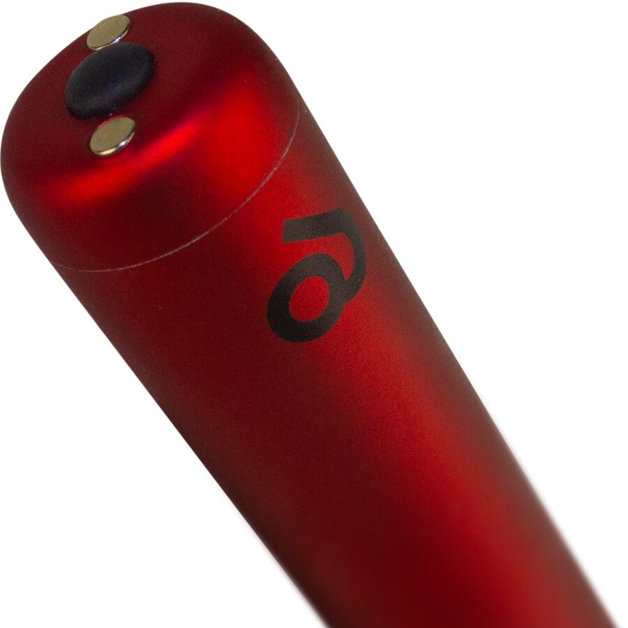 Très gros plan de l'extrémité du bullet vibrant rouge avec ses deux boutons et son logo Rocks-Off, mini vibromasseur clitoridien métallisé rechargeable.