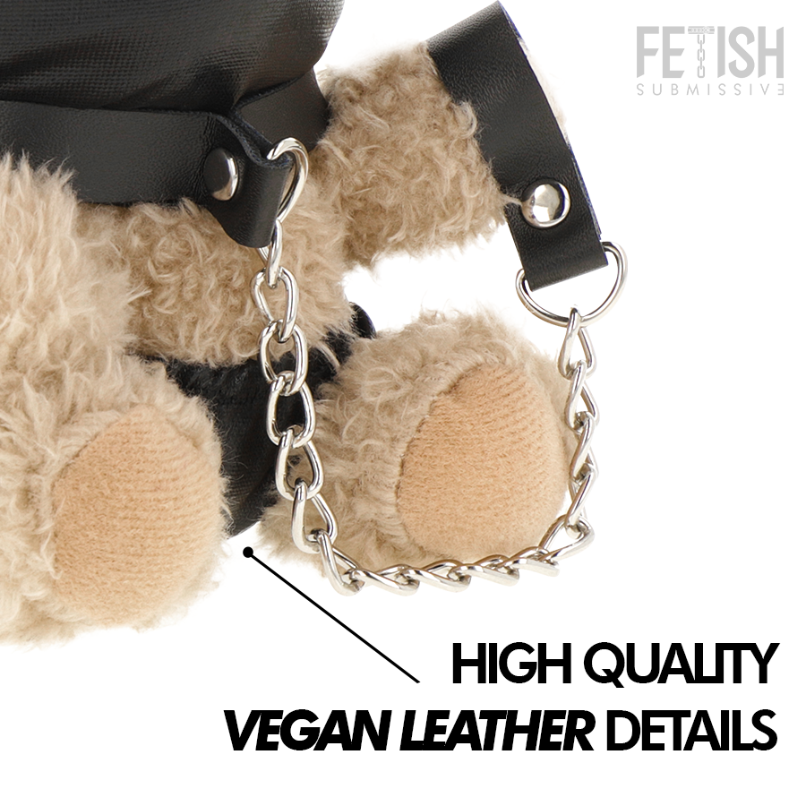 Detail des finitions cuir vegan de la cagoule et du collier chaine de l'ourson Fetish Submissive, gros plan qualite du porte-cles peluche de collection fetiche