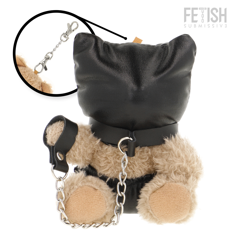 Ourson Fetish Submissive cagoule cuir vegan integrale et chaine, gros plan sur le mousqueton du porte-cles attachable, peluche de collection au look bondage de profil