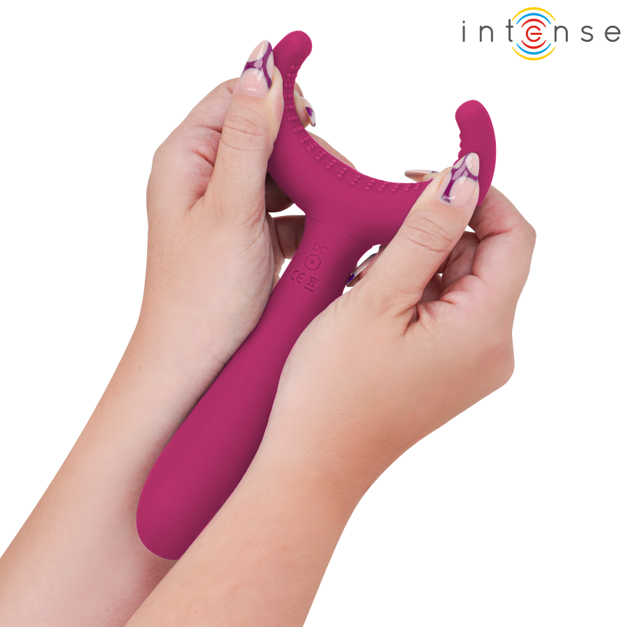 Vibromasseur inclusif Rowan framboise ecarte entre les mains, pince en silicone souple bien visible, illustration de la flexibilite du jouet polyvalent