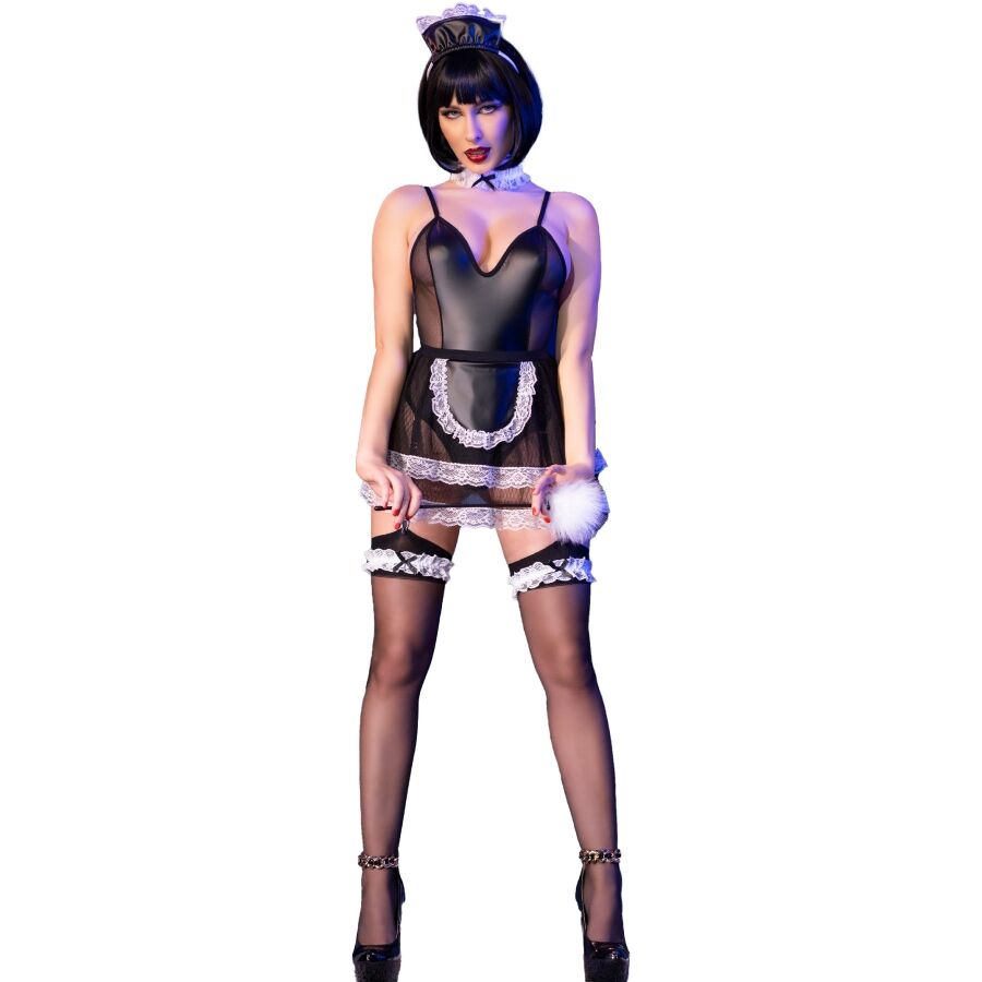 Modele de face en costume soubrette wetlook noir Chilirose, tablier dentelle, bas et talons, posture decontractee sur fond blanc.