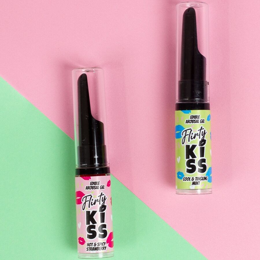 Duo de flacons Flirty Kiss poses sur fond rose et vert, gels comestibles fraise epicee et menthe, mise en scene coloree du coffret effet chaud-froid pour baisers.