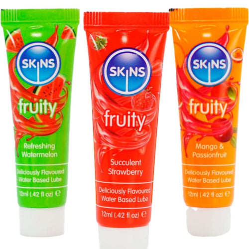 Trois tubes Skins Fruity rouge vert et orange alignes, lubrifiants gourmands base eau pasteque fraise et mangue passion format decouverte 12 ml