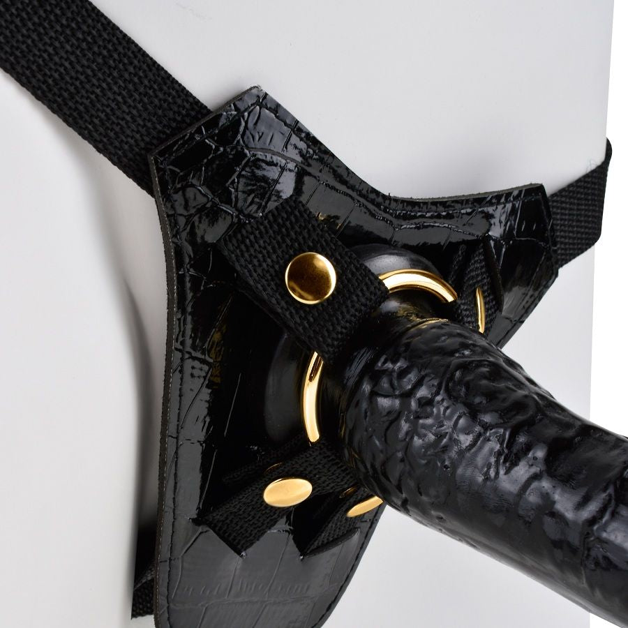 Gode-ceinture réaliste avec harnais doublé — détail texture surface