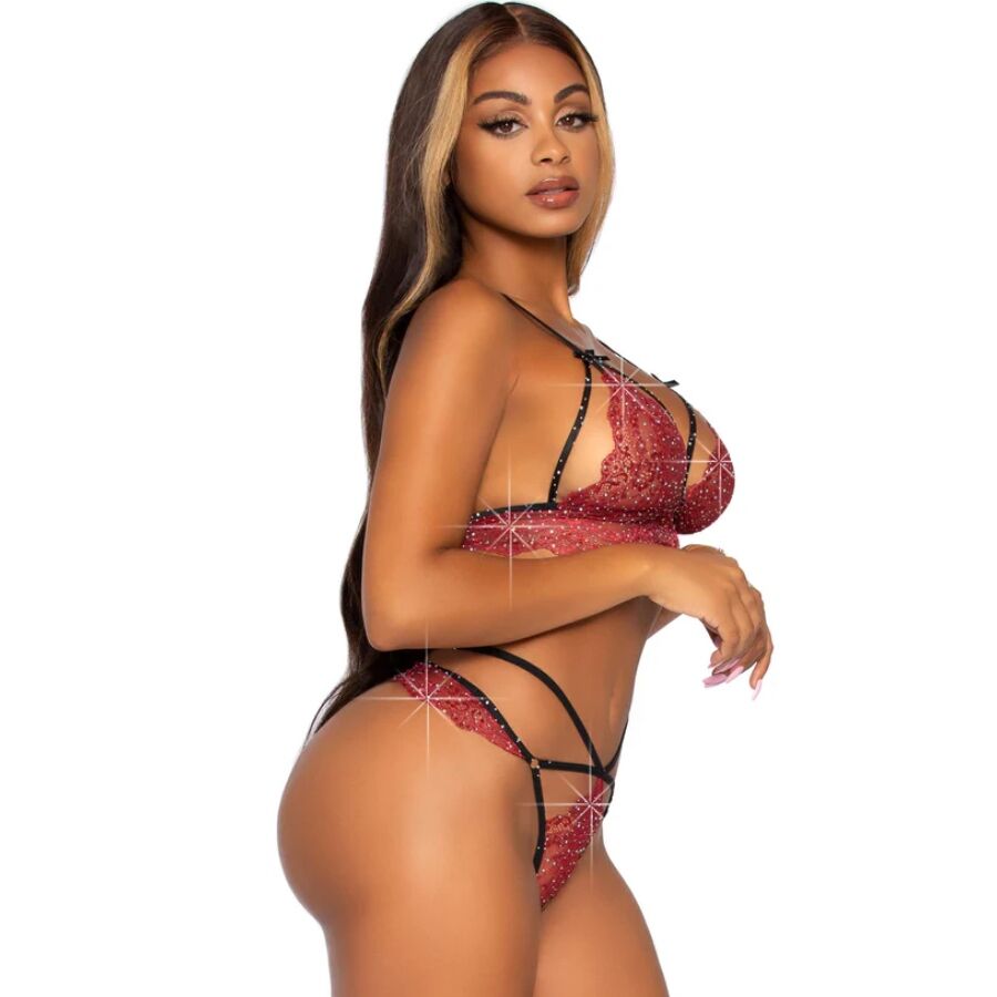Vue laterale de l'ensemble dentelle bordeaux sur modele, bralette et string a lacets, ligne sensuelle mise en avant, Leg Avenue.