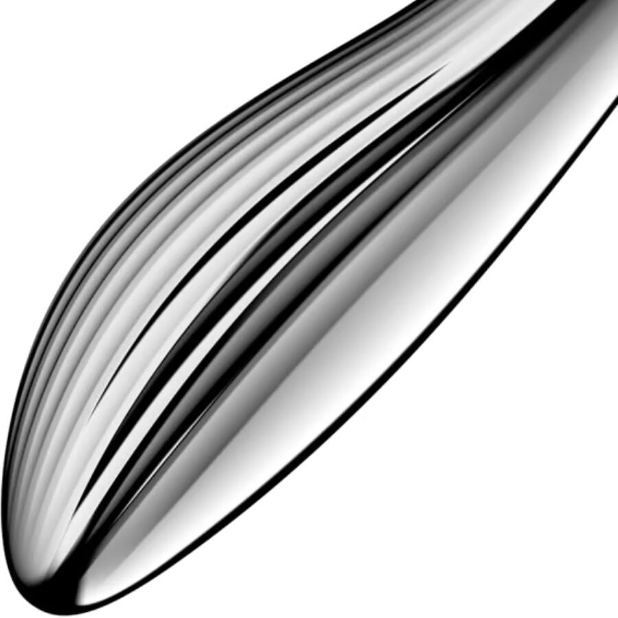 Gros plan macro sur les rainures longitudinales polies du gode Satisfyer en acier inoxydable, jeux de lumiere chromes sur la surface galbee dediee au point G