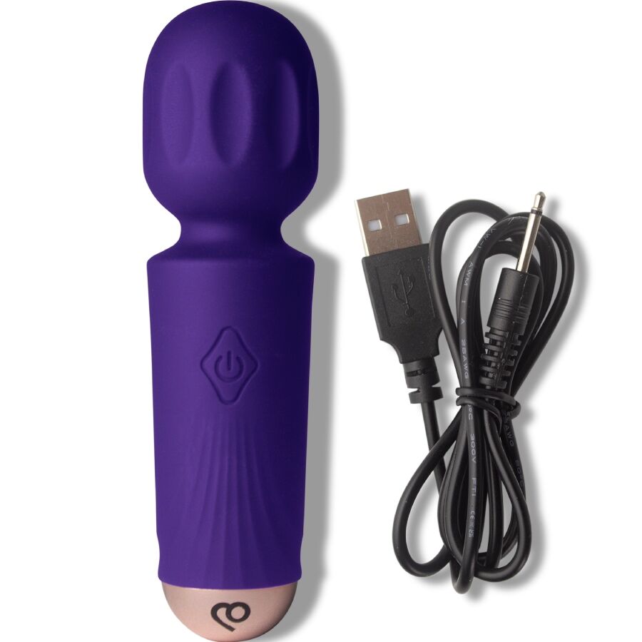 Mini wand vibrant violet à tête massante posé à côté de ses deux câbles de charge USB, vibromasseur compact silicone 16 fonctions étanche et rechargeable Rocks-Off.