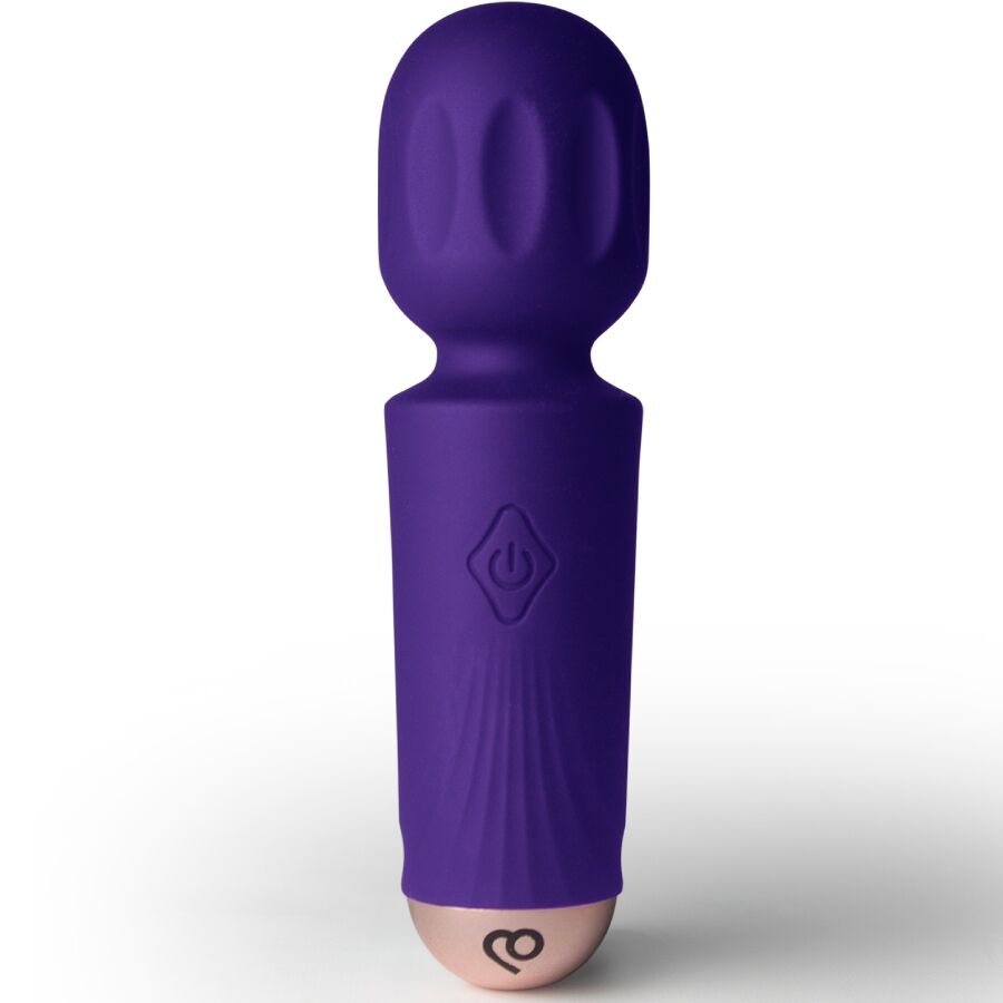 Gros plan du mini wand vibrant violet à tête massante striée et bouton de commande, corps en silicone soyeux, vibromasseur compact 16 fonctions rechargeable signé Rocks-Off.